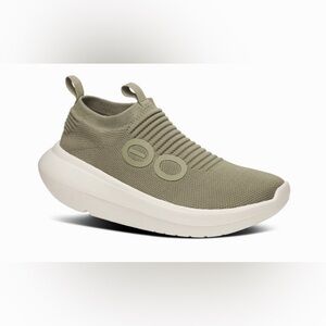 NEW OOFOS Oomy Zen Sneaker in Chalk & Foliage For Men's Size 9